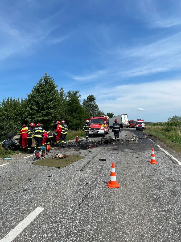 Ciocnire violentă între un autoturism și un TIR la Cornu Luncii 