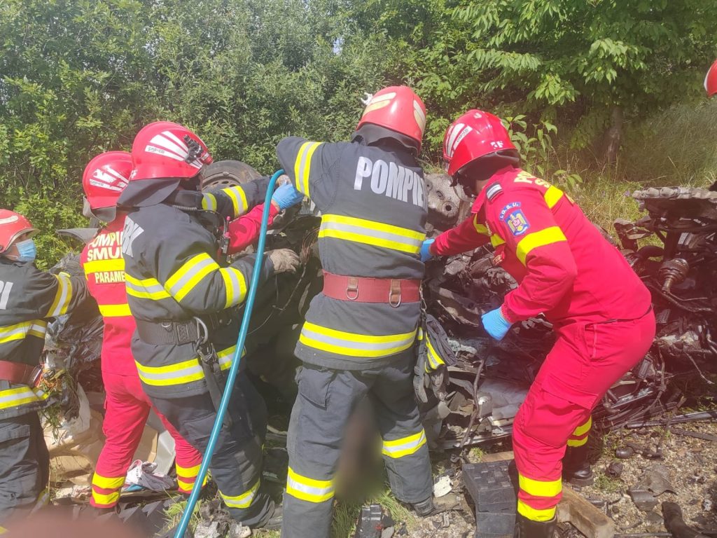 Ciocnire violentă între un autoturism și un TIR la Cornu Luncii 