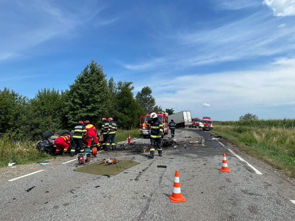 Ciocnire violentă între un autoturism și un TIR la Cornu Luncii 