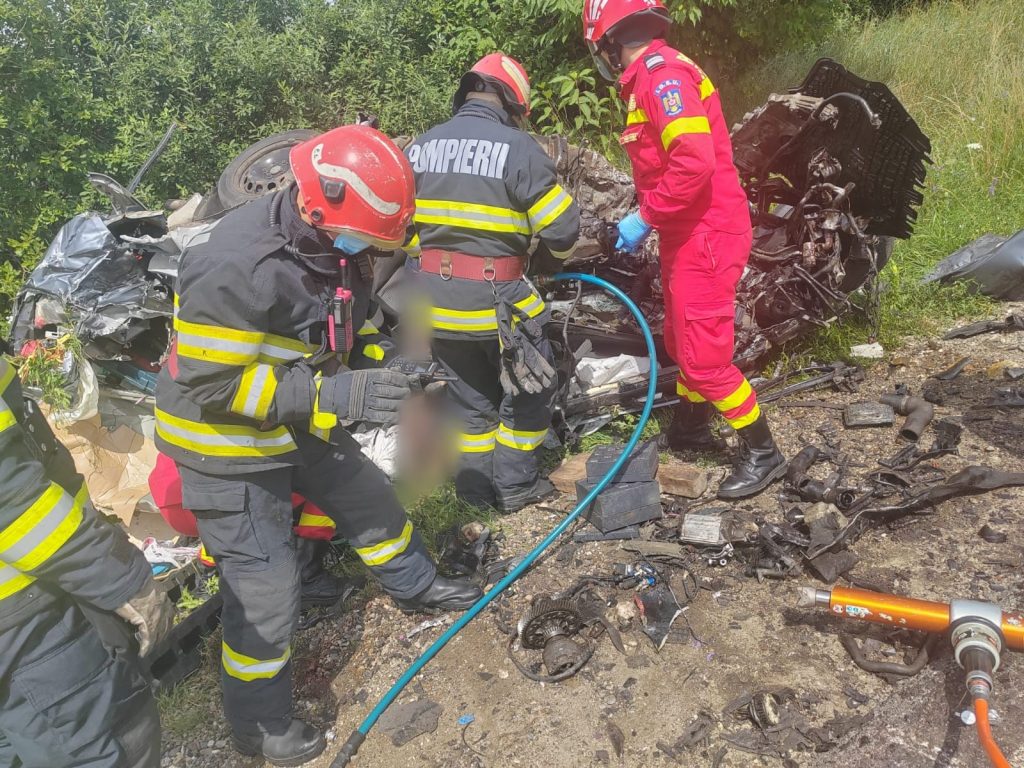 Ciocnire violentă între un autoturism și un TIR la Cornu Luncii 