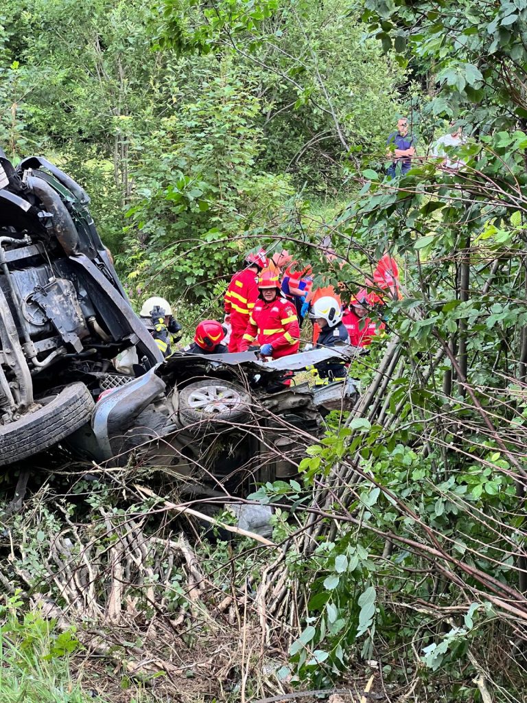 Doi morţi într-un accident între un autotren și un autoturism