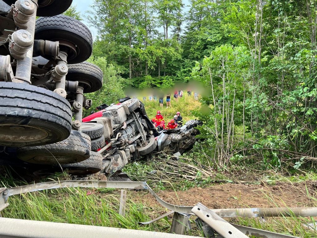 Doi morţi într-un accident între un autotren și un autoturism