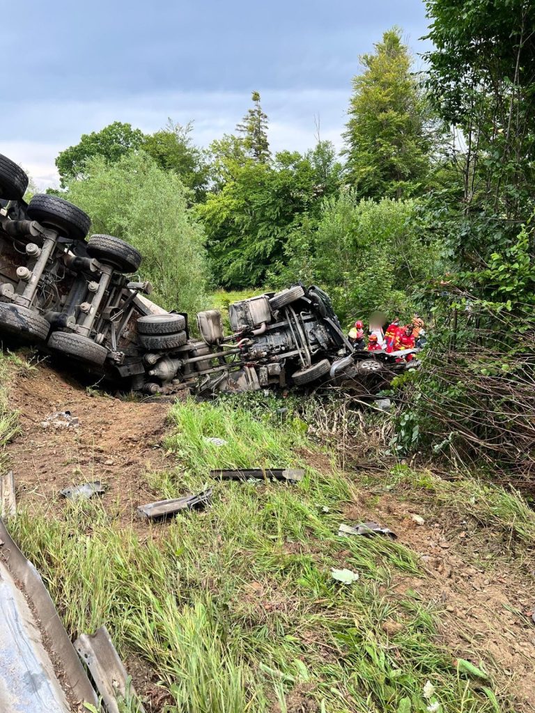Doi morţi într-un accident între un autotren și un autoturism