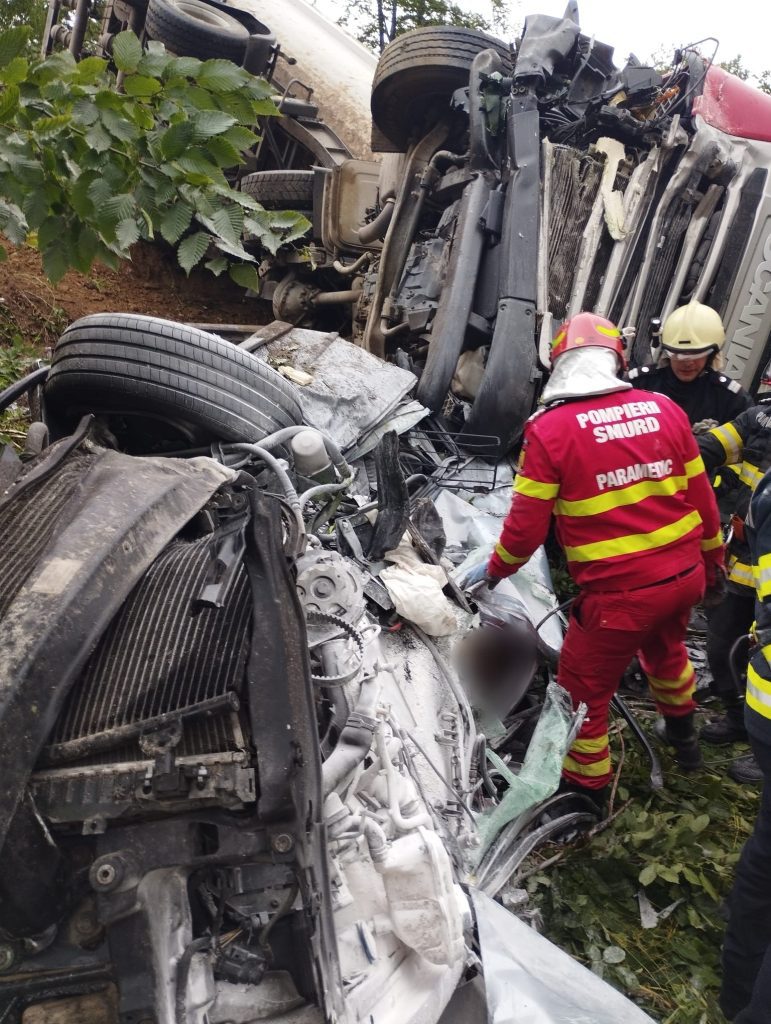 Doi morţi într-un accident între un autotren și un autoturism