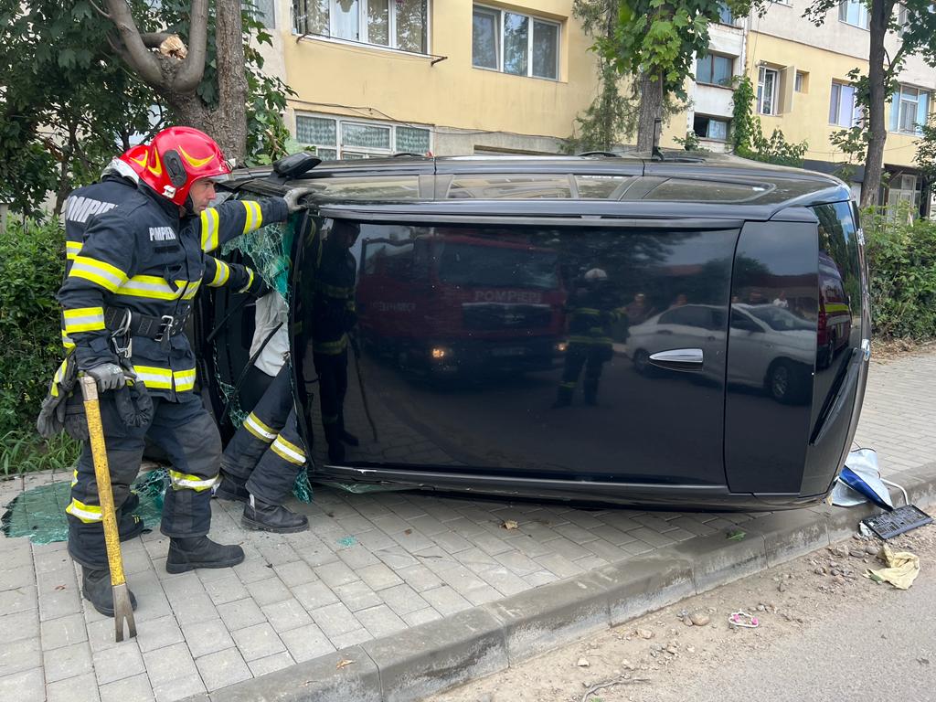 Accident cu două autoturisme implicate, în Bârlad