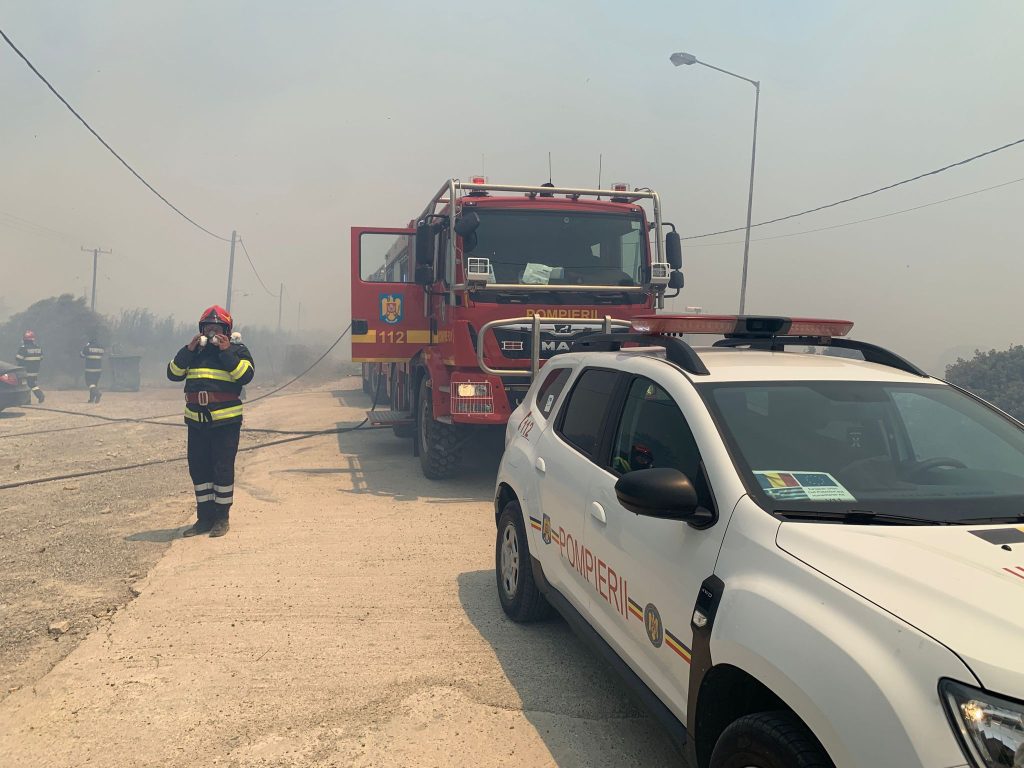 Pompierii români au început intervențiile în insula Rodos