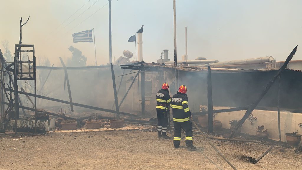 Pompierii români au început intervențiile în insula Rodos