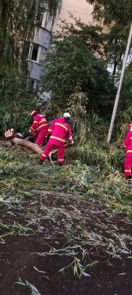 În urma manifestărilor fenomenelor meteorologice prognozate, în dispeceratul integrat ISU-SAJ Suceava 