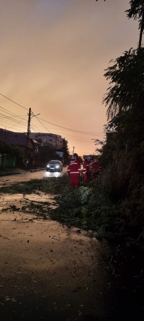 În urma manifestărilor fenomenelor meteorologice prognozate, în dispeceratul integrat ISU-SAJ Suceava 
