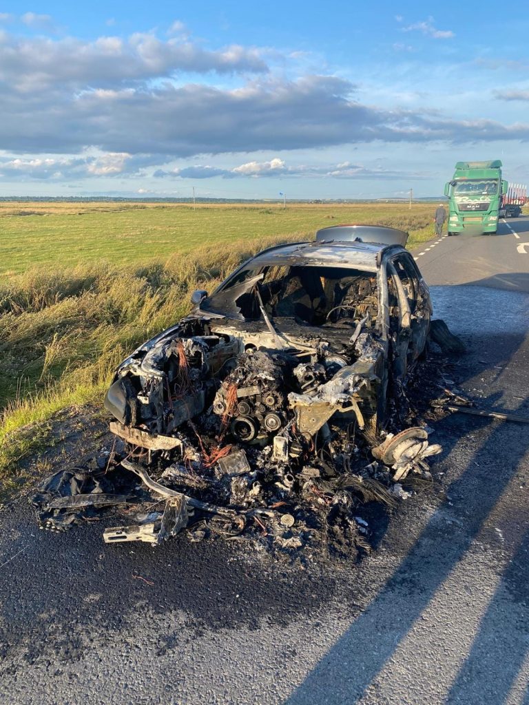 Un autoturism a ars pe centura ocolitoare a municipiului Rădăuți