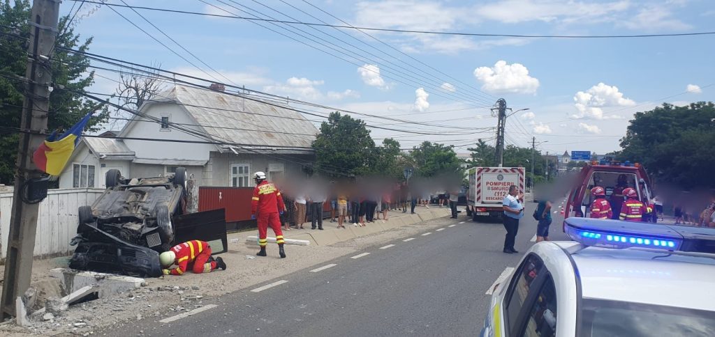 Autoturism răsturnat în afara părții carosabile în localitatea Dumbrăveni, cu două victime 