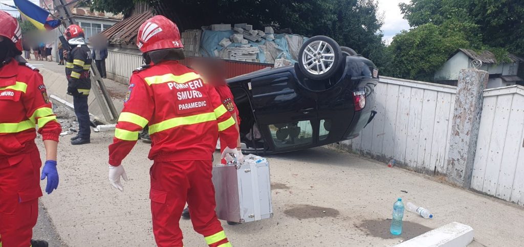 Autoturism răsturnat în afara părții carosabile în localitatea Dumbrăveni, cu două victime 