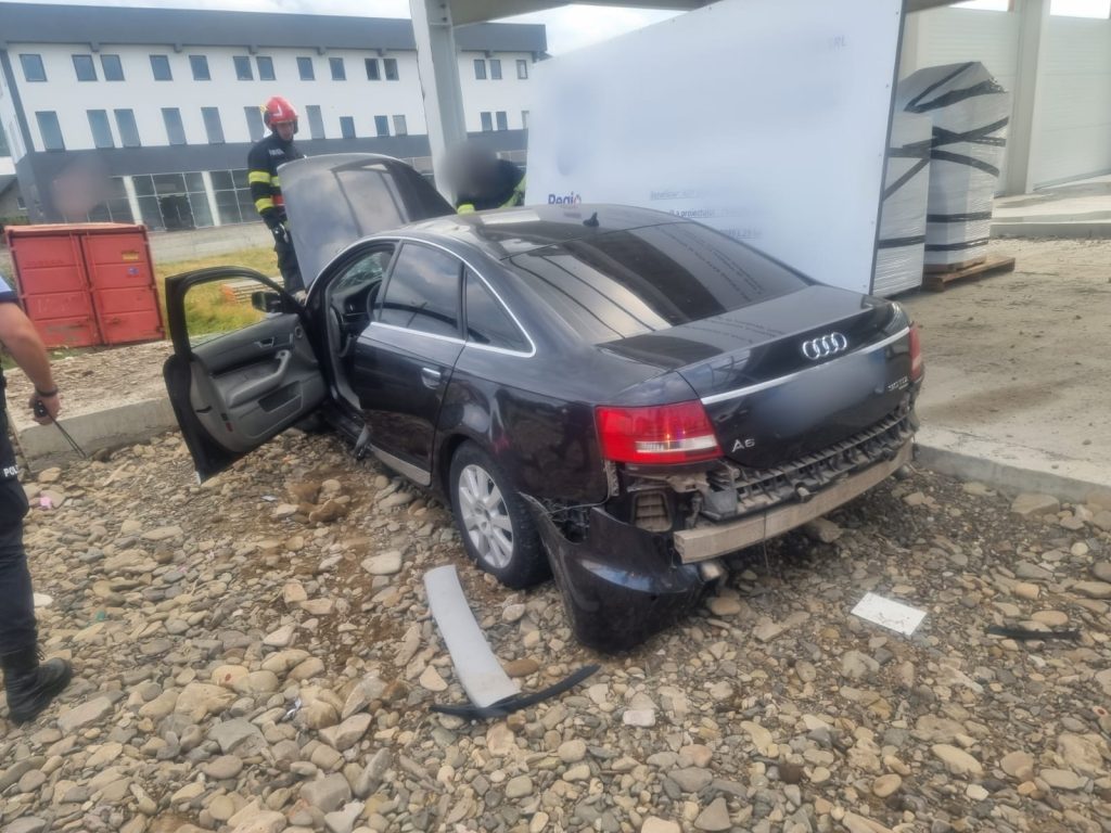 Autoturism ieșit în afara părții carosabile în orașul Vicovu de Sus