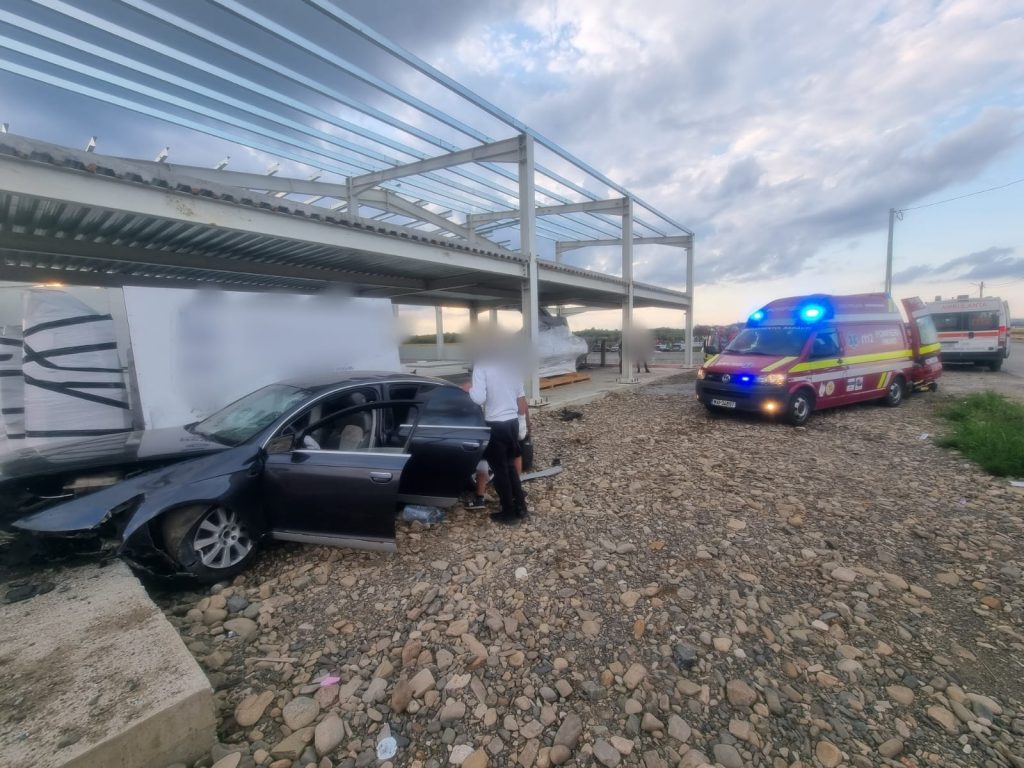 Autoturism ieșit în afara părții carosabile în orașul Vicovu de Sus