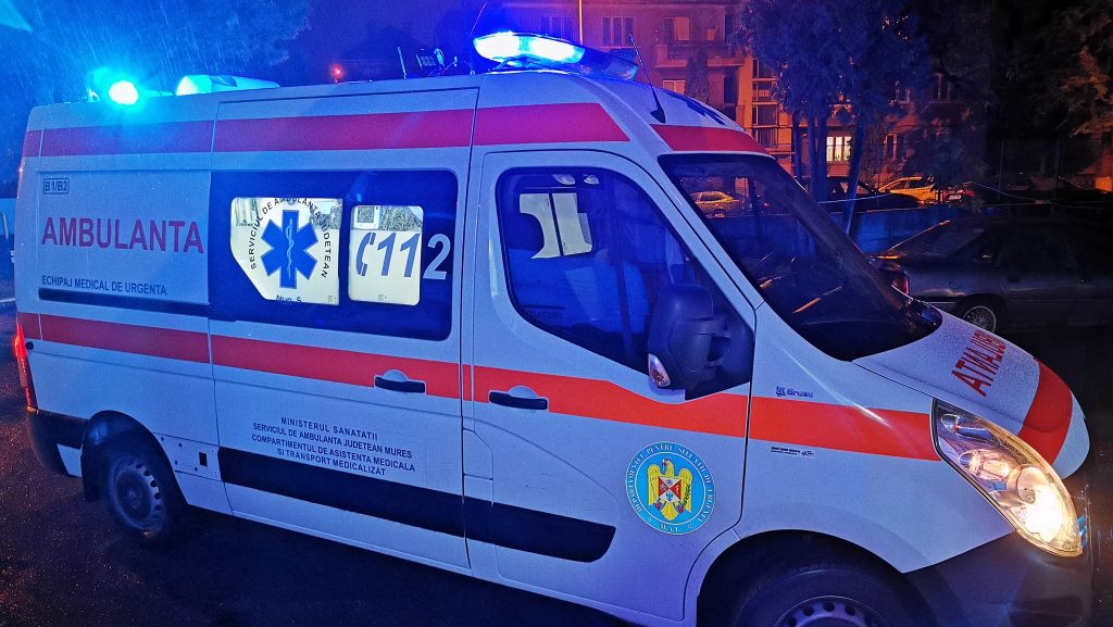 Șapte adulți, ținuți în condiții improprii în subsolul unui imobil din Mureș