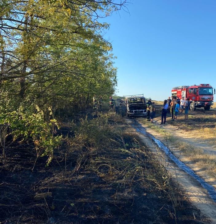 Incendiu izbucnit la un camion încărcat cu baloți de paie Incendiu izbucnit la un camion încărcat cu baloți de paie