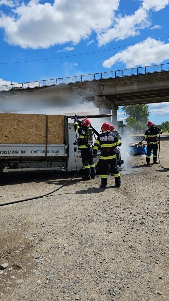 Incendiu izbucnit la un camion încărcat cu diverse materiale de construcții