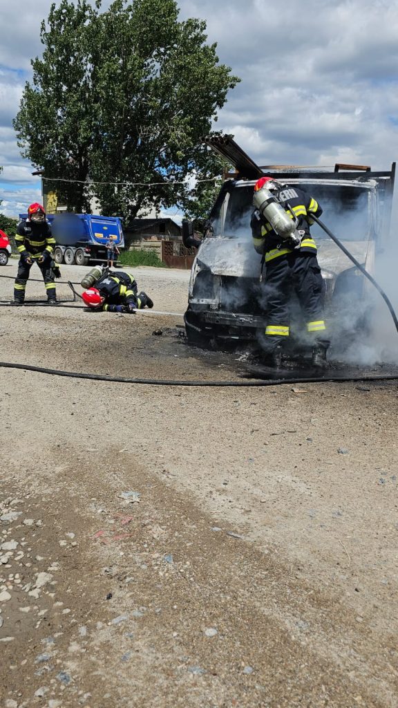 Incendiu izbucnit la un camion încărcat cu diverse materiale de construcții