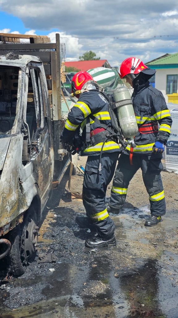 Incendiu izbucnit la un camion încărcat cu diverse materiale de construcții