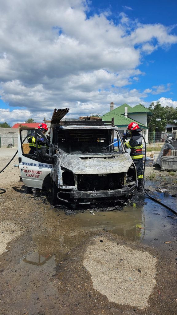 Incendiu izbucnit la un camion încărcat cu diverse materiale de construcții