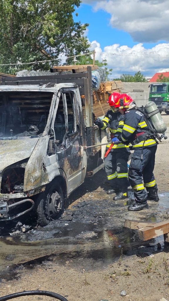 Incendiu izbucnit la un camion încărcat cu diverse materiale de construcții