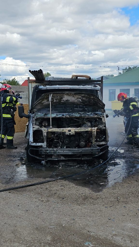 Incendiu izbucnit la un camion încărcat cu diverse materiale de construcții