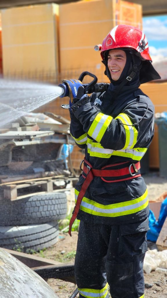 Incendiu izbucnit la un camion încărcat cu diverse materiale de construcții