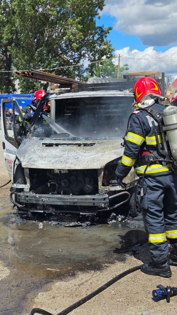 Incendiu izbucnit la un camion încărcat cu diverse materiale