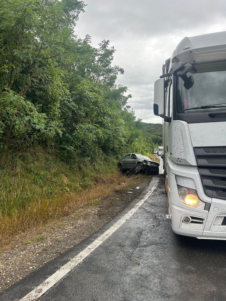 Accident rutier între un autocamion și un autoturism, între localitățile Codlea și Vlădeni