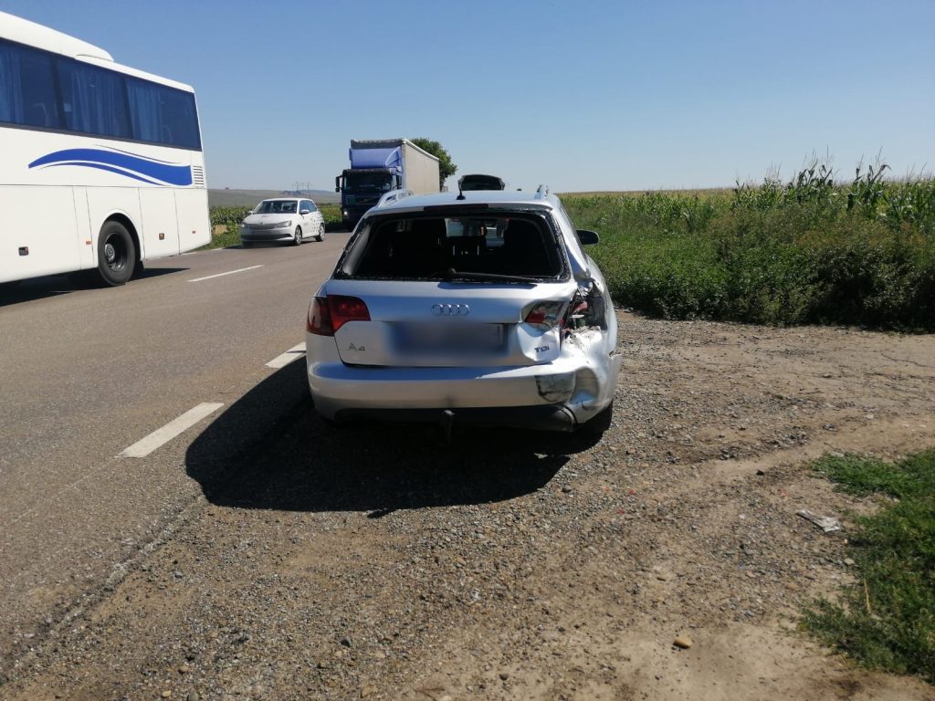 Coliziune între două autoutilitare și un autoturism, în localitatea Cumpărătura