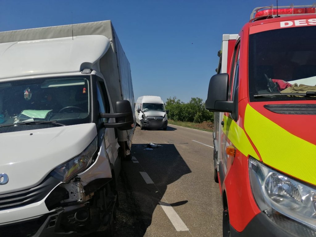 Coliziune între două autoutilitare și un autoturism, în localitatea Cumpărătura