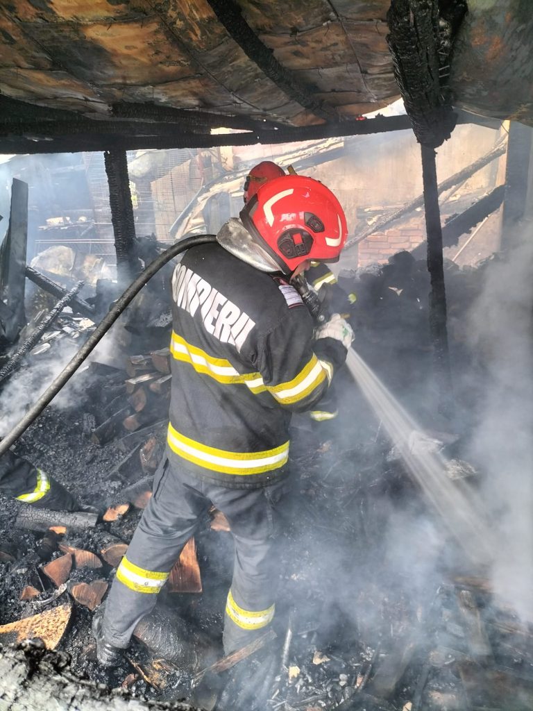 Incendiu la o construcție anexă, în municipiul Suceava, în cartierul Ițcani
