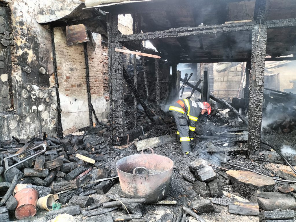 Incendiu la o construcție anexă, în municipiul Suceava, în cartierul Ițcani