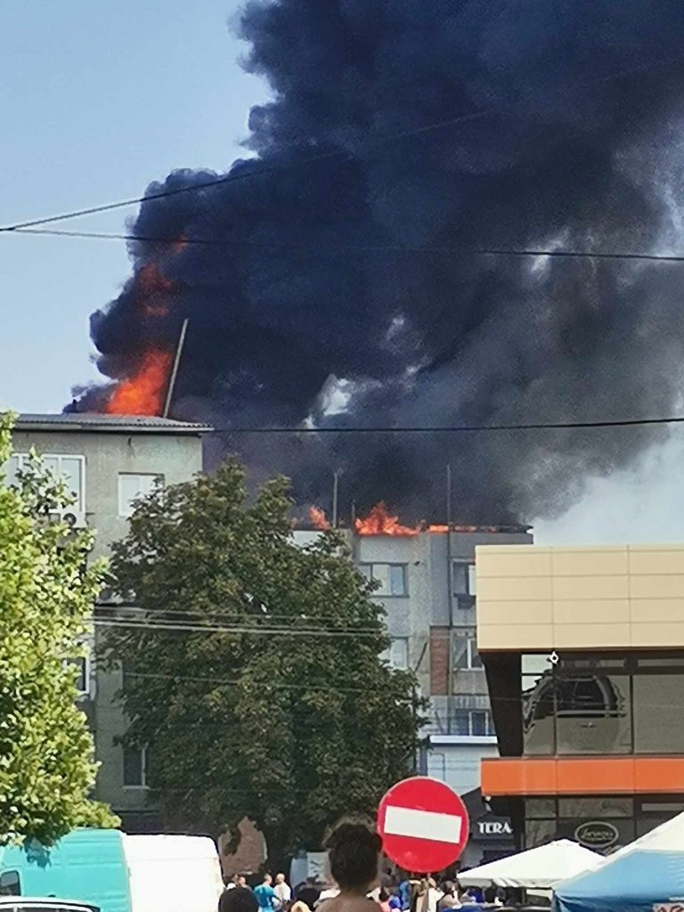 Incendiu izbucnit la acoperișul unui bloc de locuințe din municipiul Huși Incendiu izbucnit la acoperișul unui bloc de locuințe din municipiul Huși