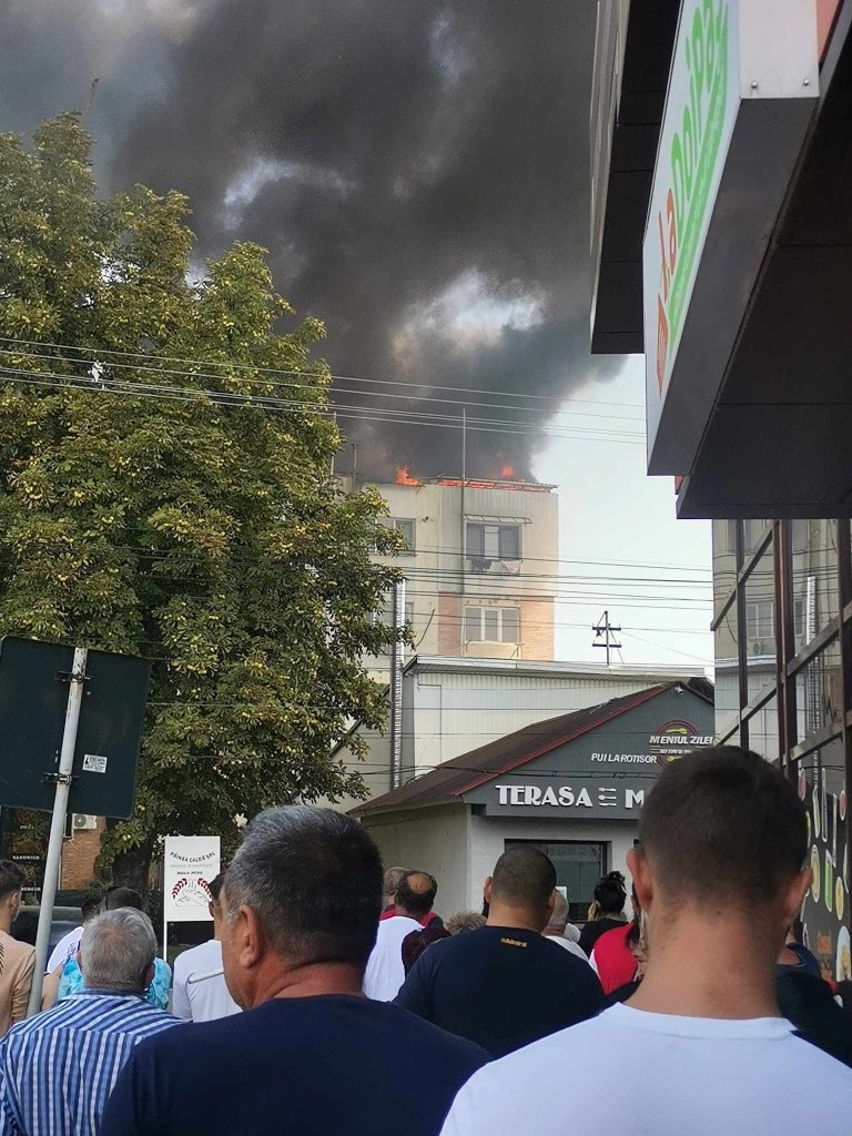 Incendiu izbucnit la acoperișul unui bloc de locuințe din municipiul Huși Incendiu izbucnit la acoperișul unui bloc de locuințe din municipiul Huși