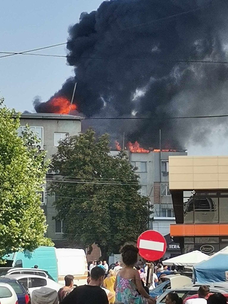 Incendiu izbucnit la acoperișul unui bloc de locuințe din municipiul Huși Incendiu izbucnit la acoperișul unui bloc de locuințe din municipiul Huși