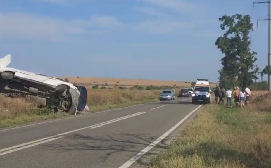 Microbuz cu cinci călători răsturnat la Vetrișoaia