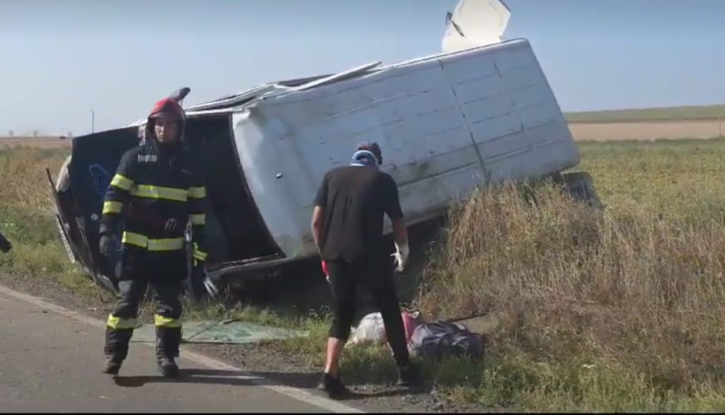 Microbuz cu cinci călători răsturnat la Vetrișoaia