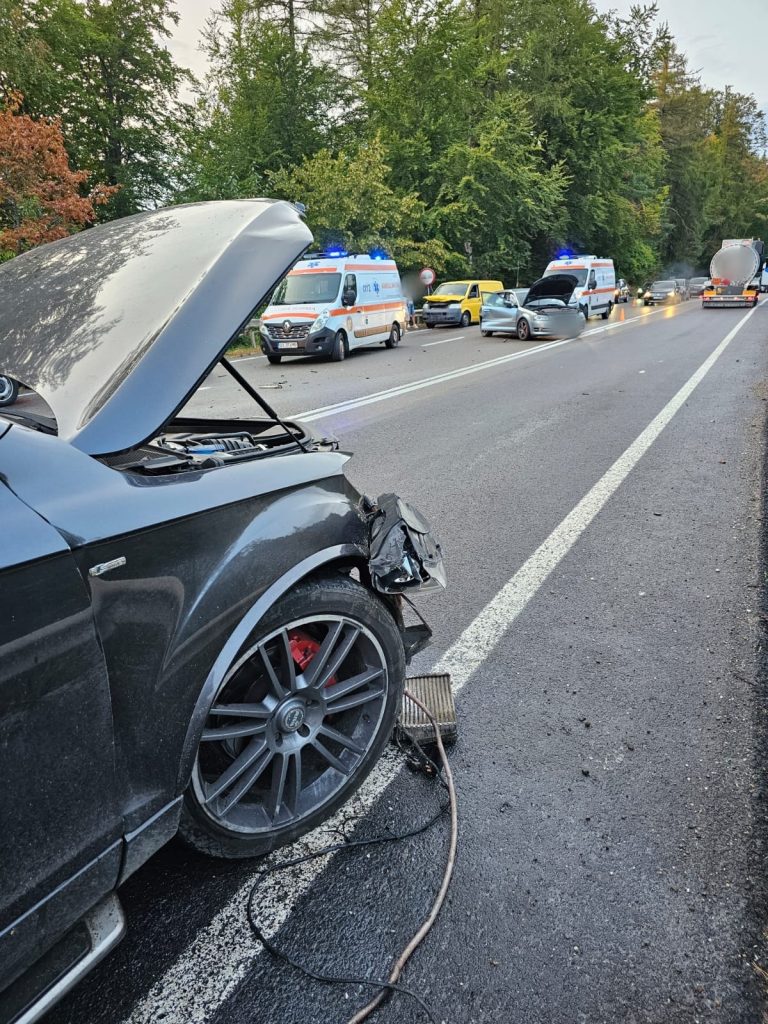 Accident rutier produs între trei autovehicule pe DN17