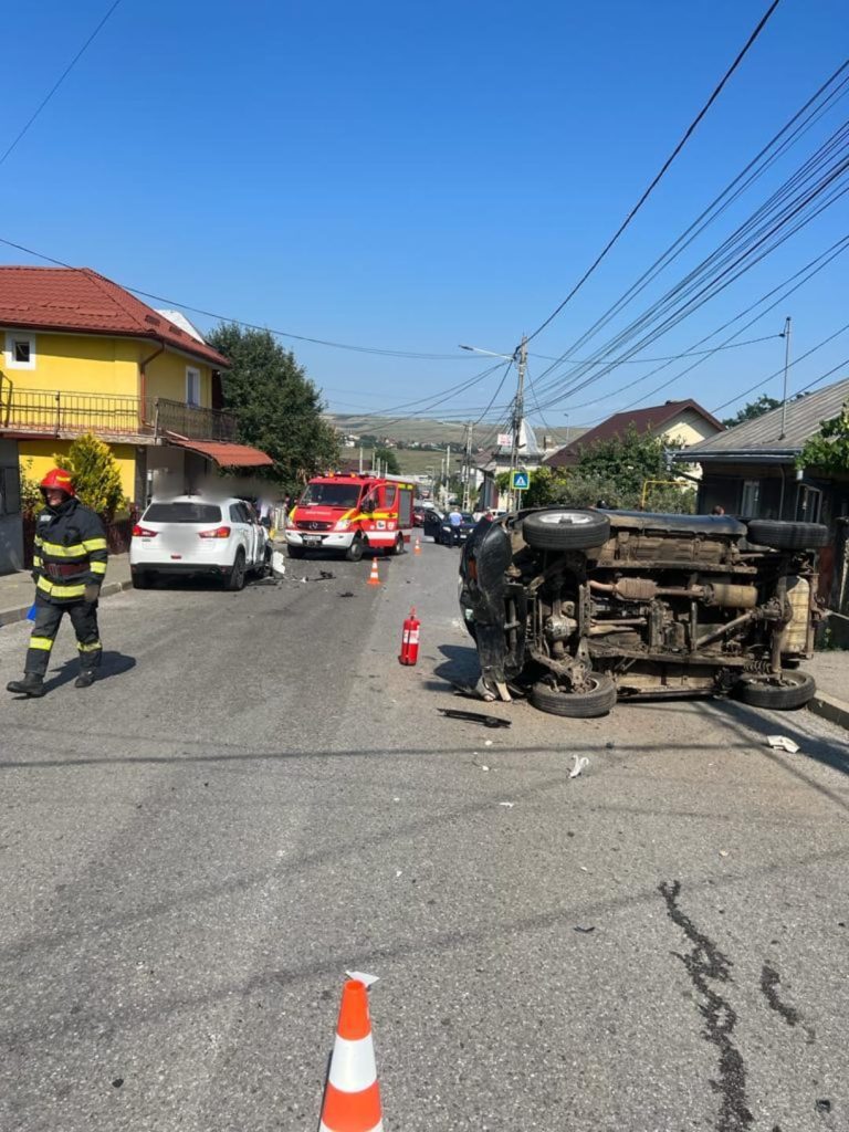 Accident cu trei autoturisme implicate, în municipiul Fălticeni 