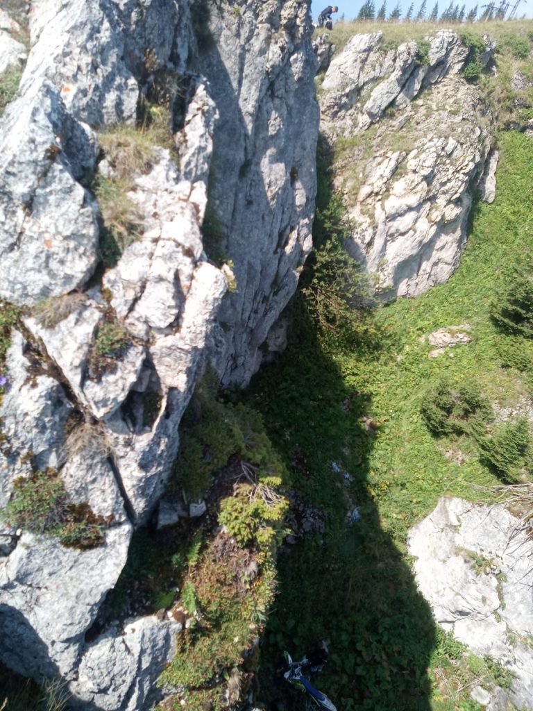Un motociclist a căzut în gol aproximativ 15 m cu tot cu motocicletă