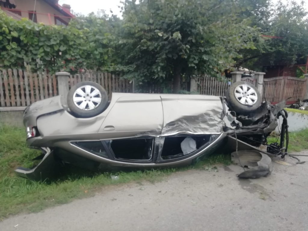 Autoturism răsturnat în afara părții carosabile pe raza orașului Dolhasca