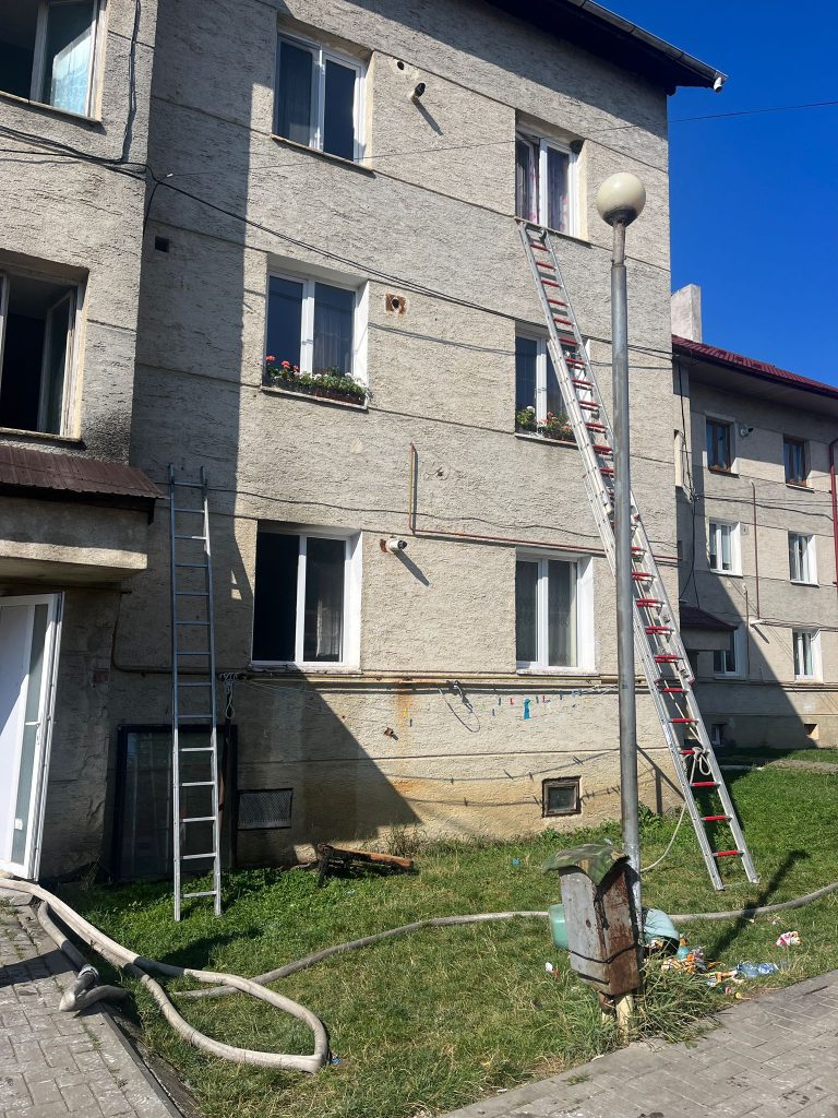 Incendiu într-un apartament, dintr-un bloc de locuințe din orașul Gura Humorului 