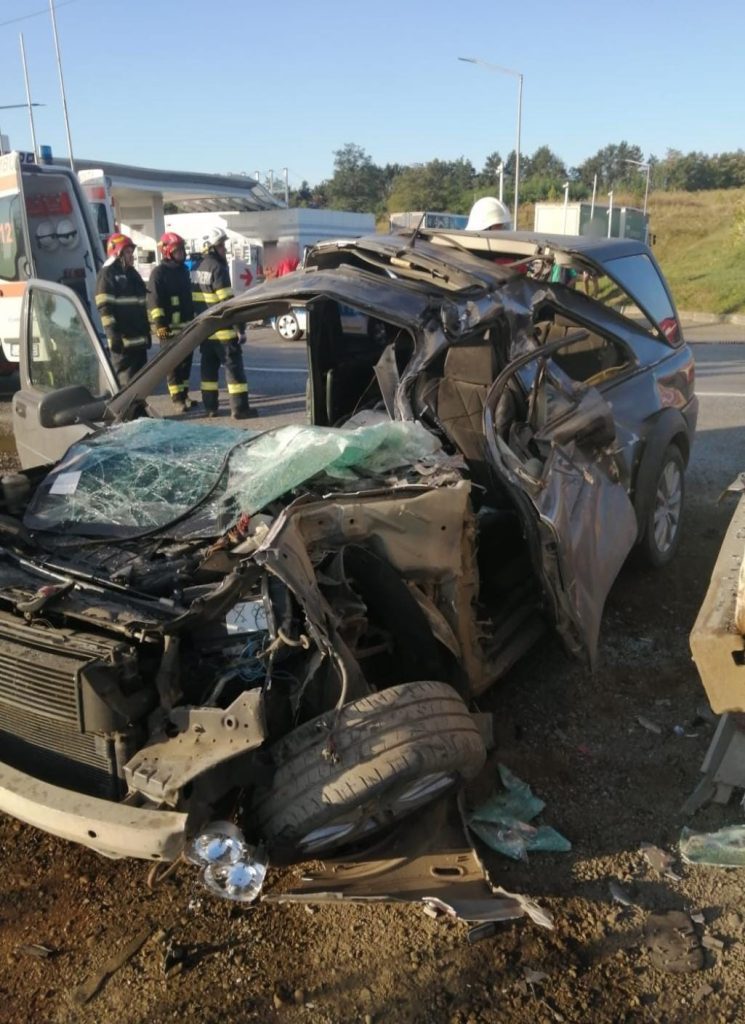 Autoturism intrat într-un autotren parcat în afara părții carosabile