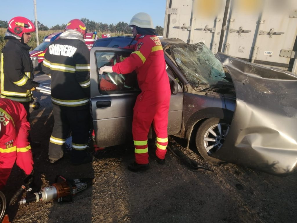 Autoturism intrat într-un autotren parcat în afara părții carosabile