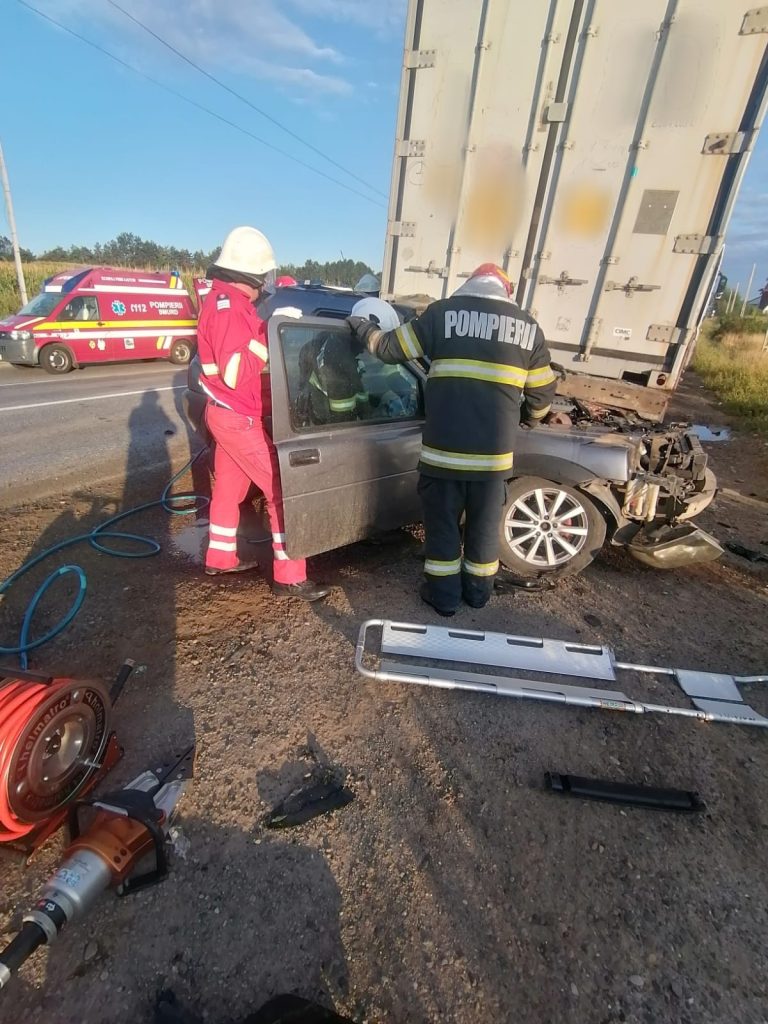 Autoturism intrat într-un autotren parcat în afara părții carosabile
