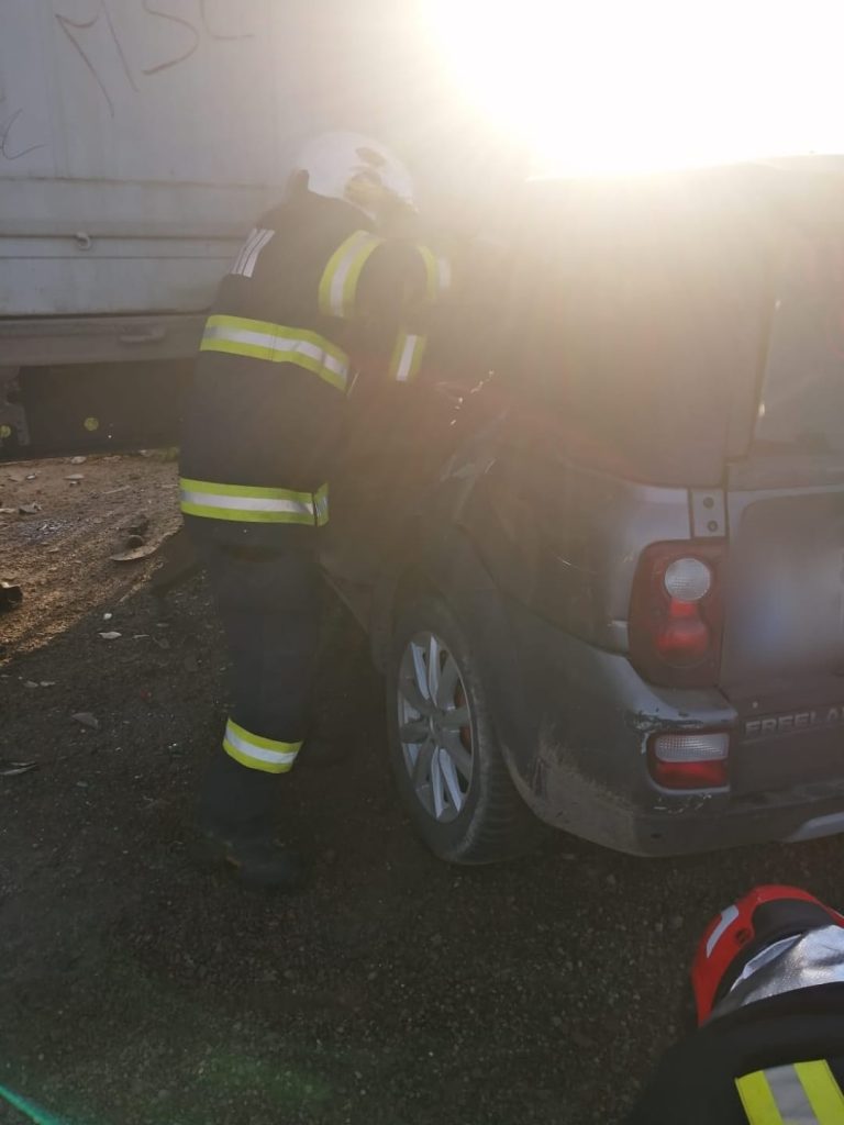 Autoturism intrat într-un autotren parcat în afara părții carosabile