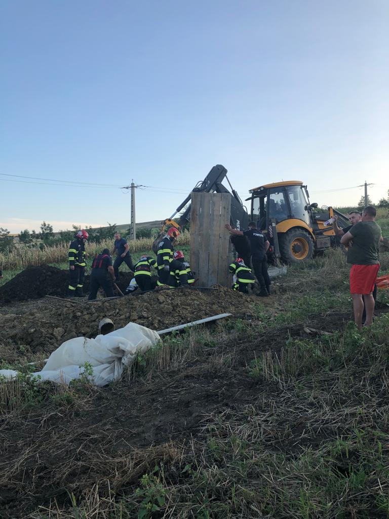 ISU Vaslui: Misiune în desfășurare de salvare a unui bărbat prins sub un val de pământ 