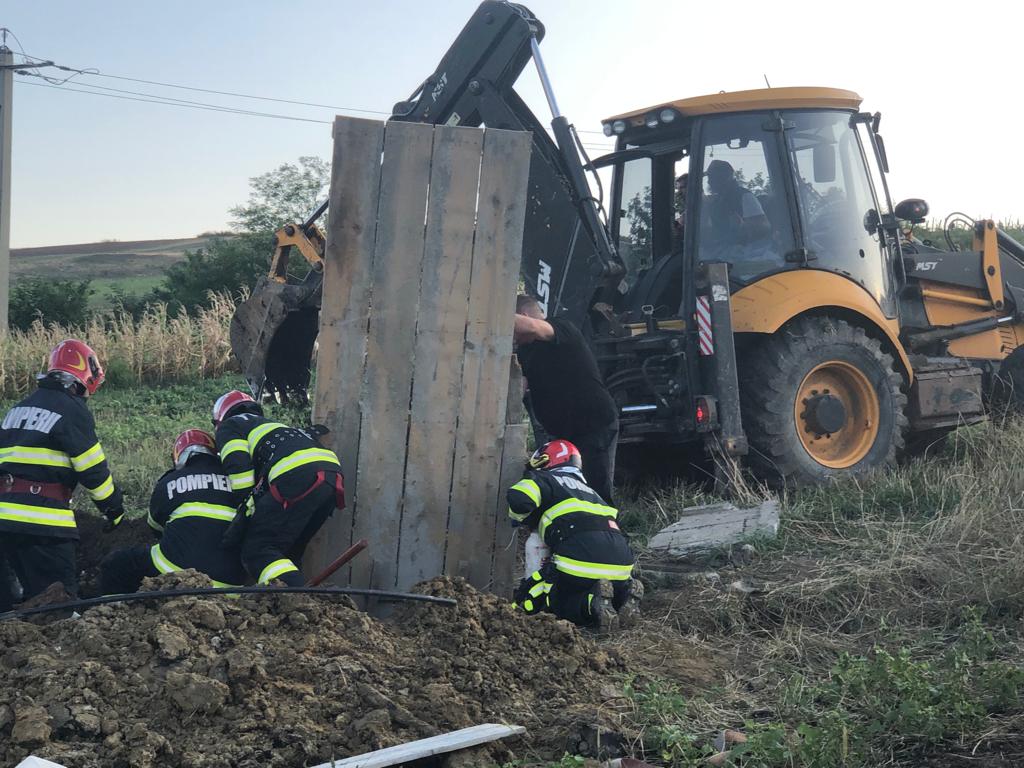 ISU Vaslui: Misiune în desfășurare de salvare a unui bărbat prins sub un val de pământ 