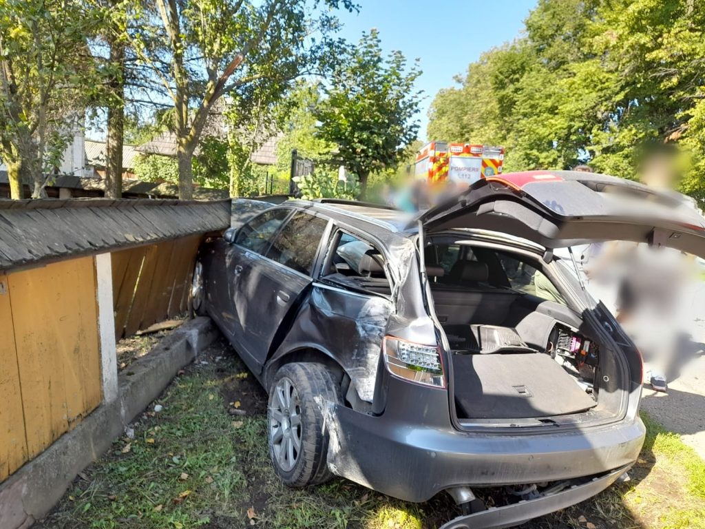 Accident rutier produs în localitatea Frătăuții Vechi, cu două autoturisme implicate și două victime încarcerate